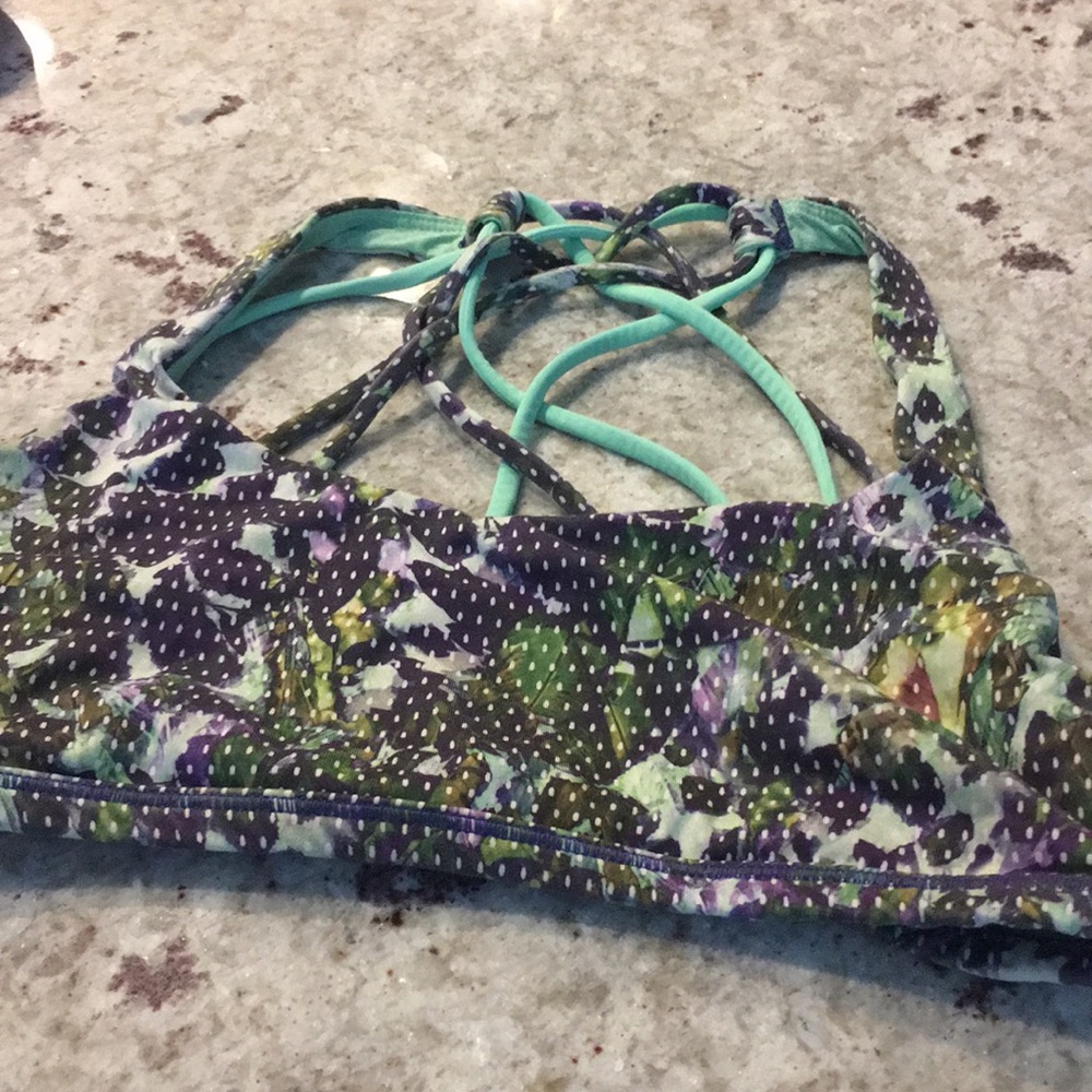 Lululemon Free to Be Wild Size 4